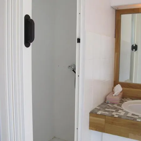 Apartment Superbe Studio Cabine Au Bord De La Plage Saint-Raphael (Var)